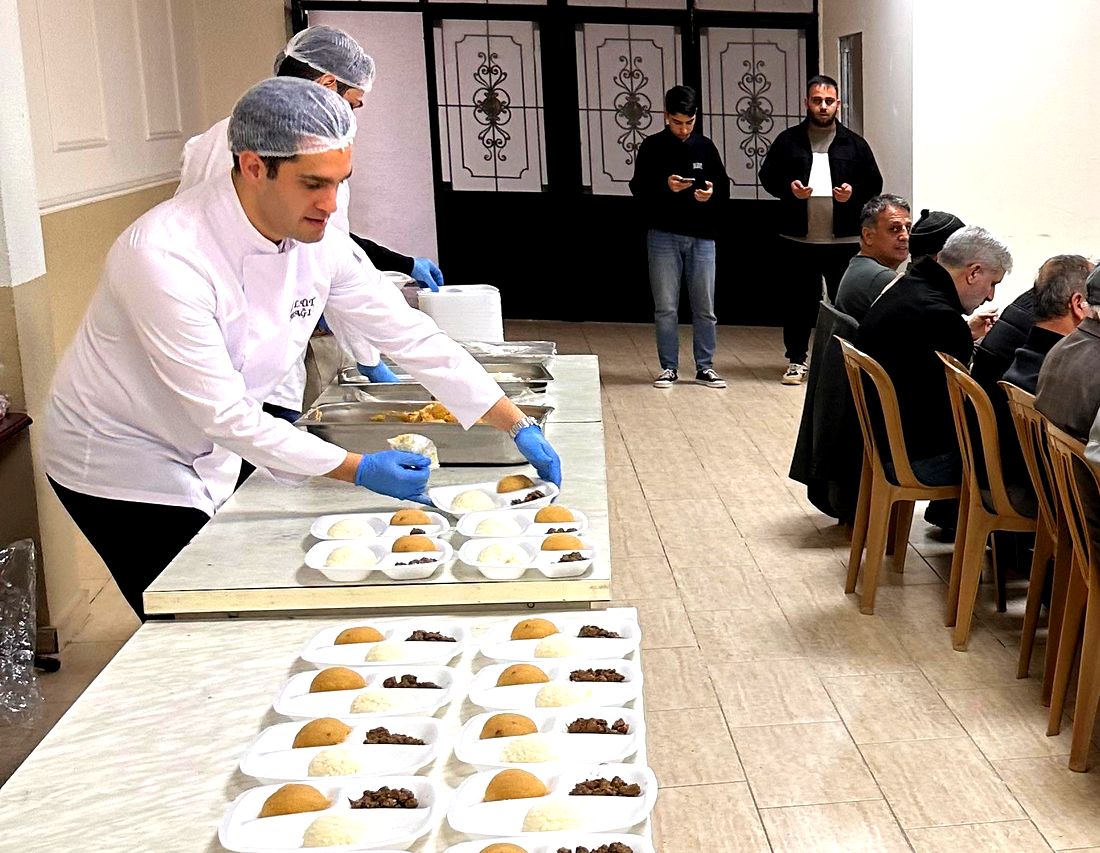 Taziye yemeği servisi — bone ve eldivenli tabaklama